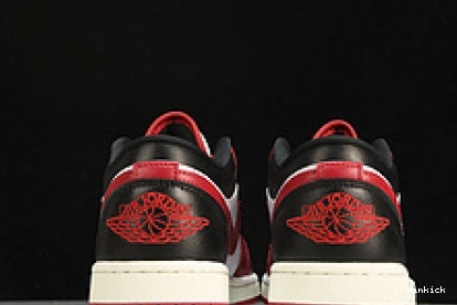 Reverse  DC0774-160 Toe Jordan Retro Black 1 Low 0821